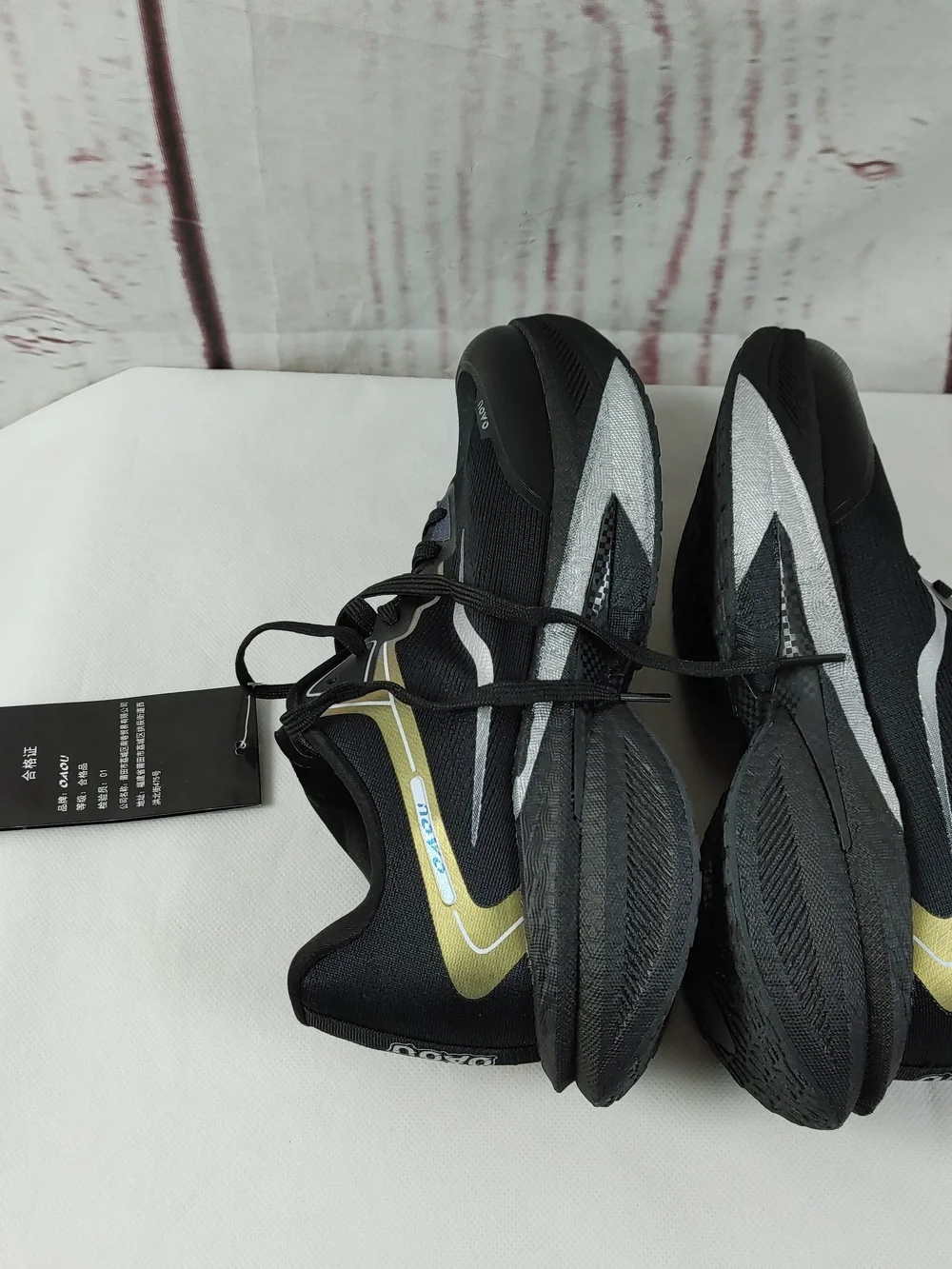 OAOU Women's Black Athletic Sneakers with Iridescent Accents Size 9.5